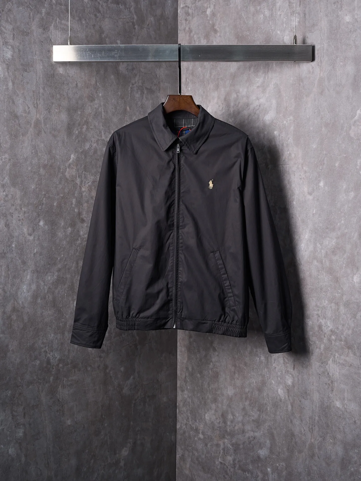 P490 Actual auction】Ralph Lauren/Ralph Lauren gold pony embroidered zipper lapel jacket [Ready stock] S M L XL custom-made cotton double-ply small diagonal elegant fabric, soft and silky, comfortable and close to the skin, with a pure black tone as the background. A touch of light gold pony logo embroidery is embellished on the chest, which is more dazzling because of the black background. Low-key and powerful. Subtle gloss changes inject breathing and vitality into the black jacket. Outline high-end silhouettes with extreme simplicity, show taste in silent places, universal adaptability to styles, use imported machine embroidery technology, use advanced computer control systems and precision mechanical components to achieve iconic pony embroidery operations, high precision, smooth and delicate lines, template machine bag opening, preset templates to guide the position, shape and size of the bag opening, accuracy ensures the quality of the bag opening effect, infrared positioning cutting machine to achieve precise positioning of materials through infrared transmitters and infrared receivers The precision can reach the micron level, thereby meeting the effect of high-precision cutting of plaid alignment. The fabrics have been carefully washed and have a better hand feel. They are not easy to deform, shrink or fade. They maintain long-term beauty and loose fit.